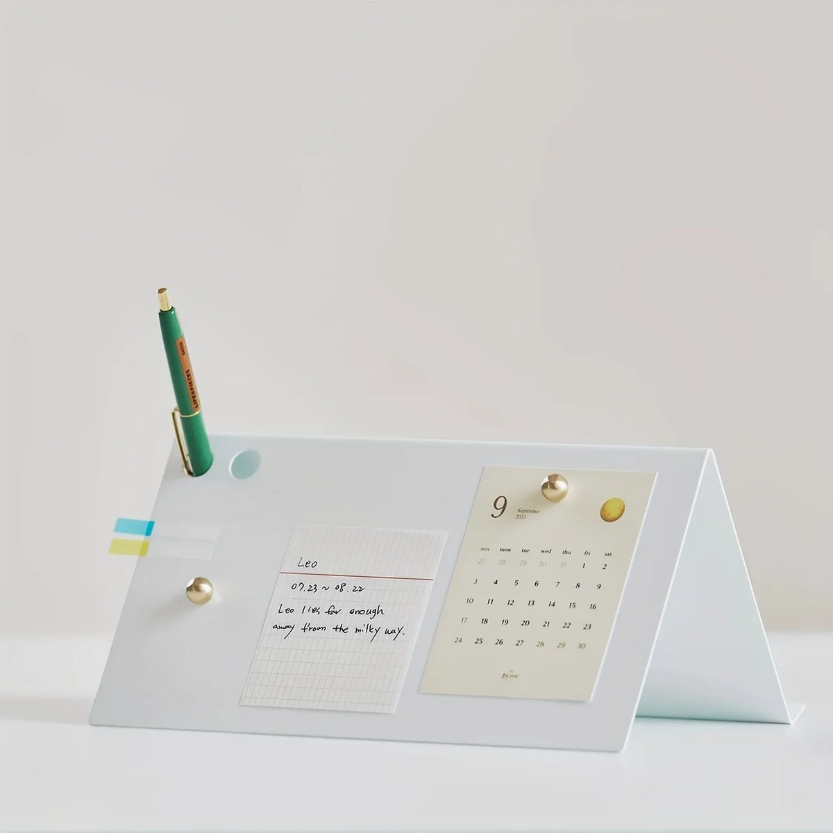 Tableau de messages de bureau blanc et support de téléphone