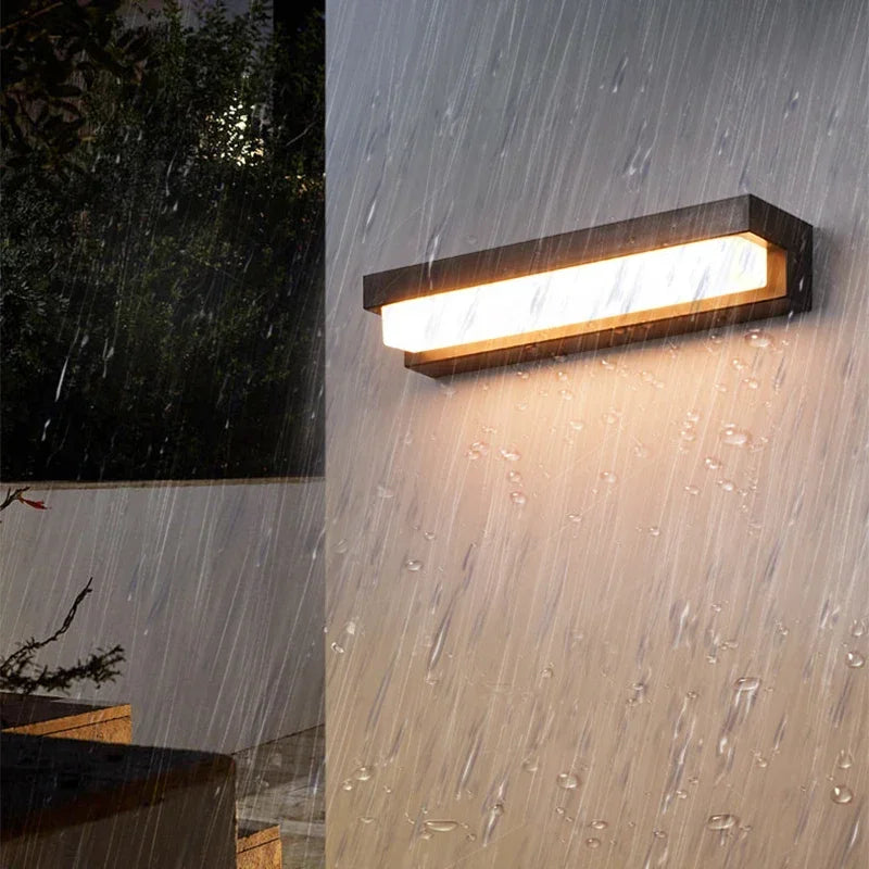 Solarbetriebene LED-Wandleuchte, Optionen in Schwarz oder Silber