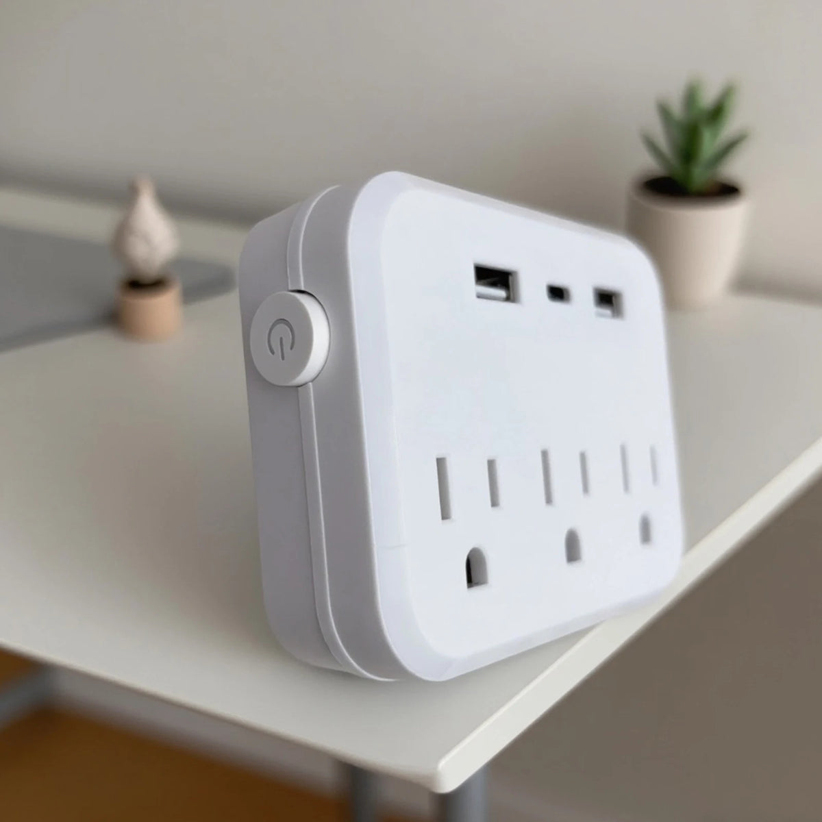 Razširjevalnik ameriške vtičnice z vhodi USB in USB-C
