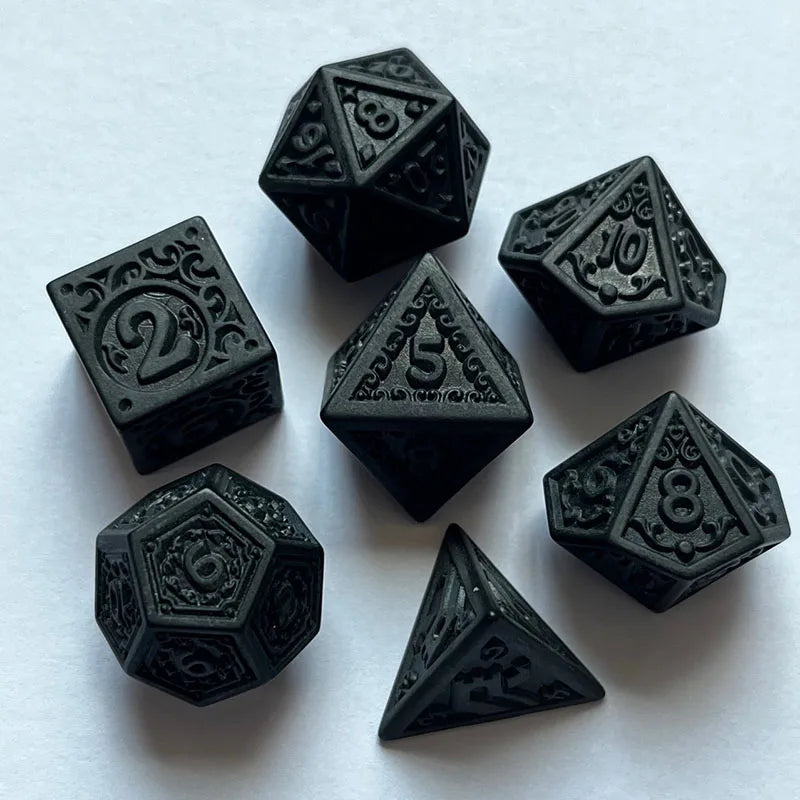 Juego de dados poliédricos negros con 7 piezas