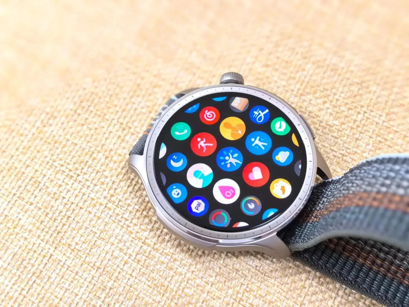 Amazfit Balance 46mm okosóra AMOLED kijelzővel