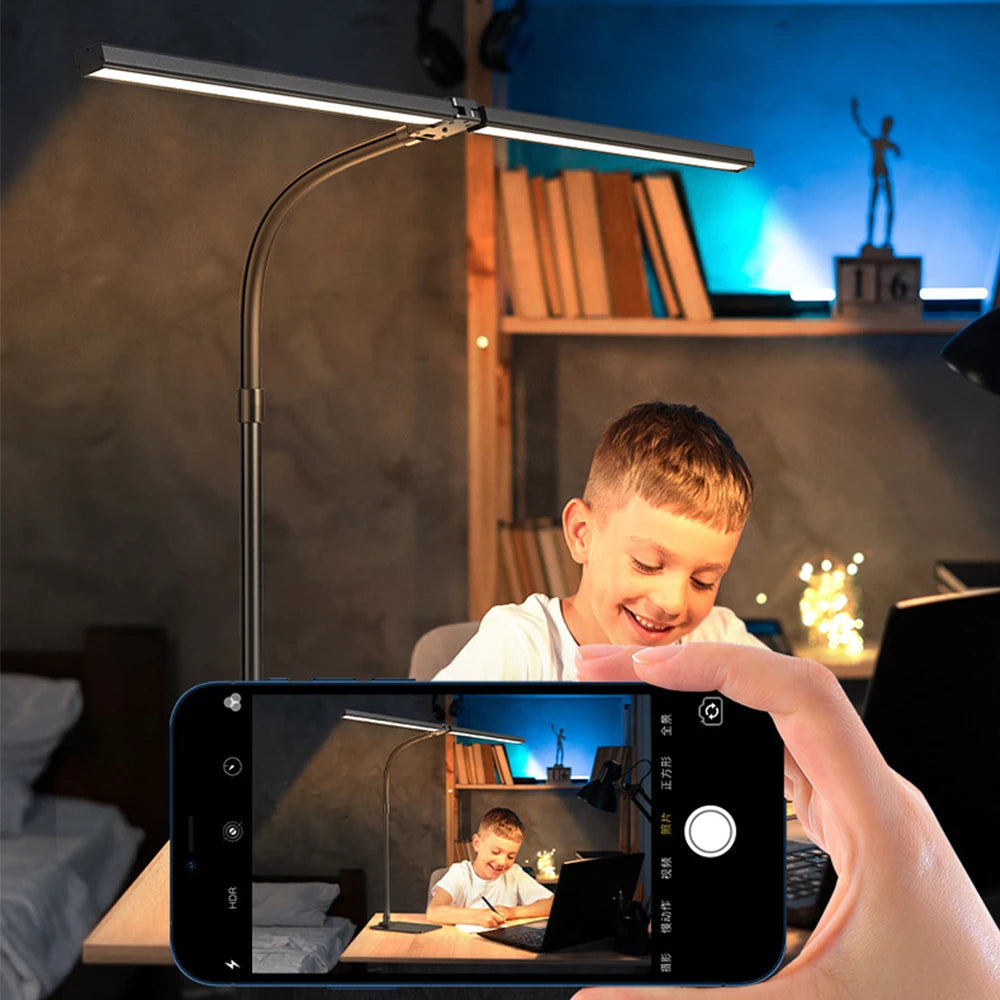 Nastaviteľná LED stolová lampa so svorkou a automatickým stmievaním svetla