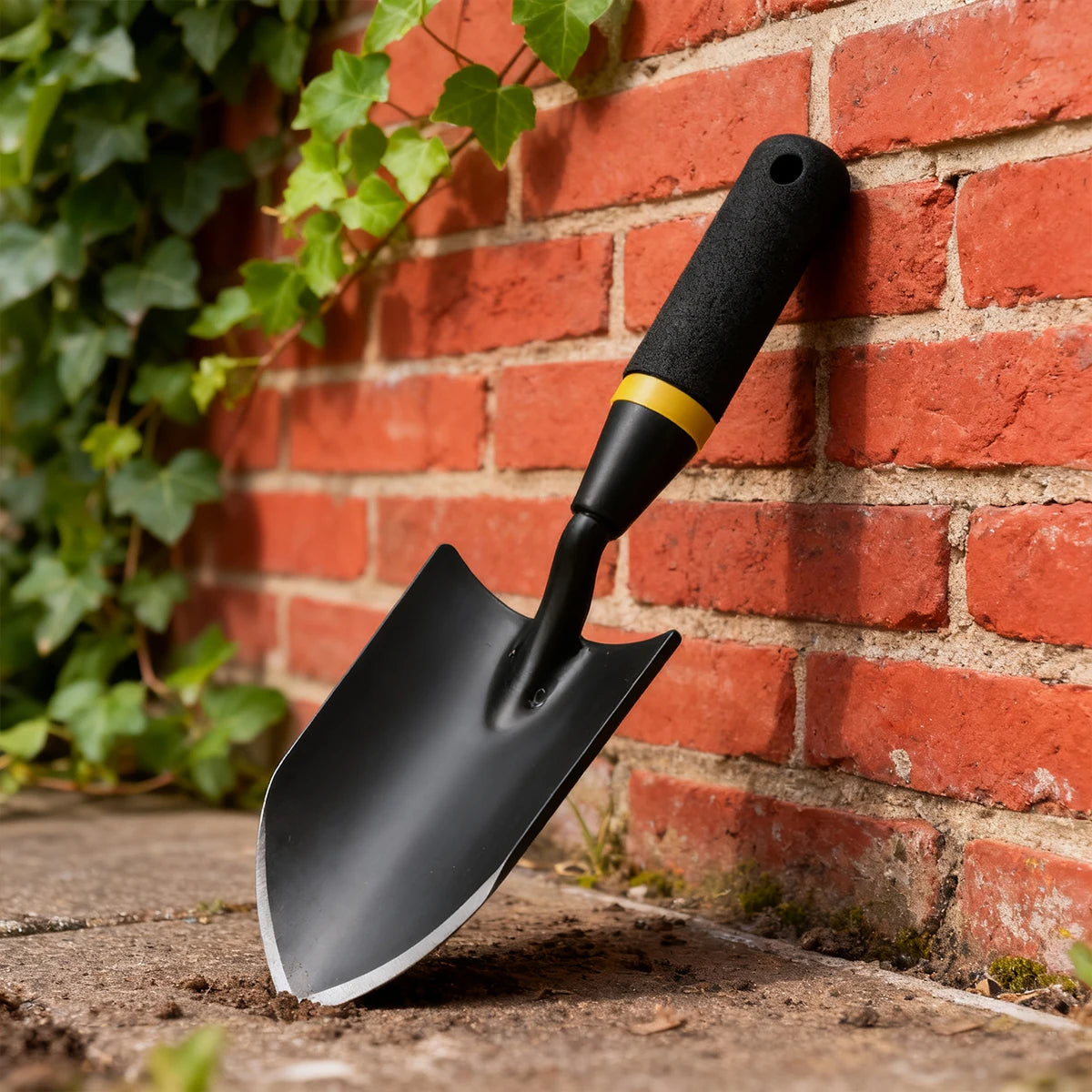 Pá de mão metálica para jardim com pega ergonómica