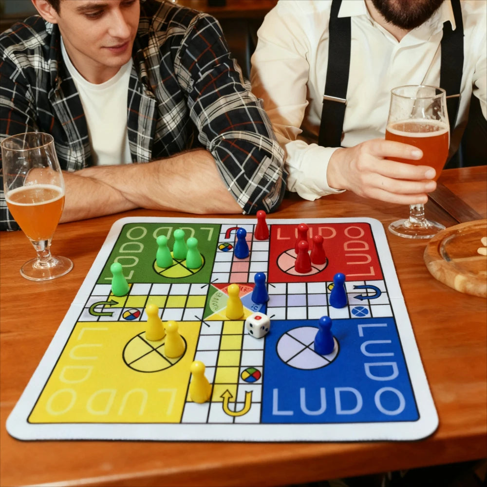 Ludo-brädspel med bitar och tärningar