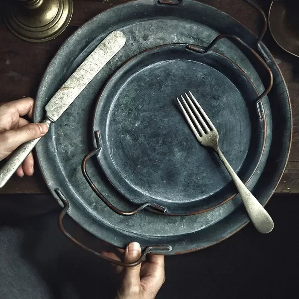 Plate ronde en fer avec poignées pour servir et présenter