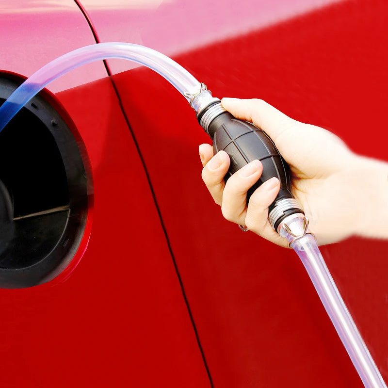 Pompa manuale per il trasferimento di liquidi con tubi di aspirazione e mandata