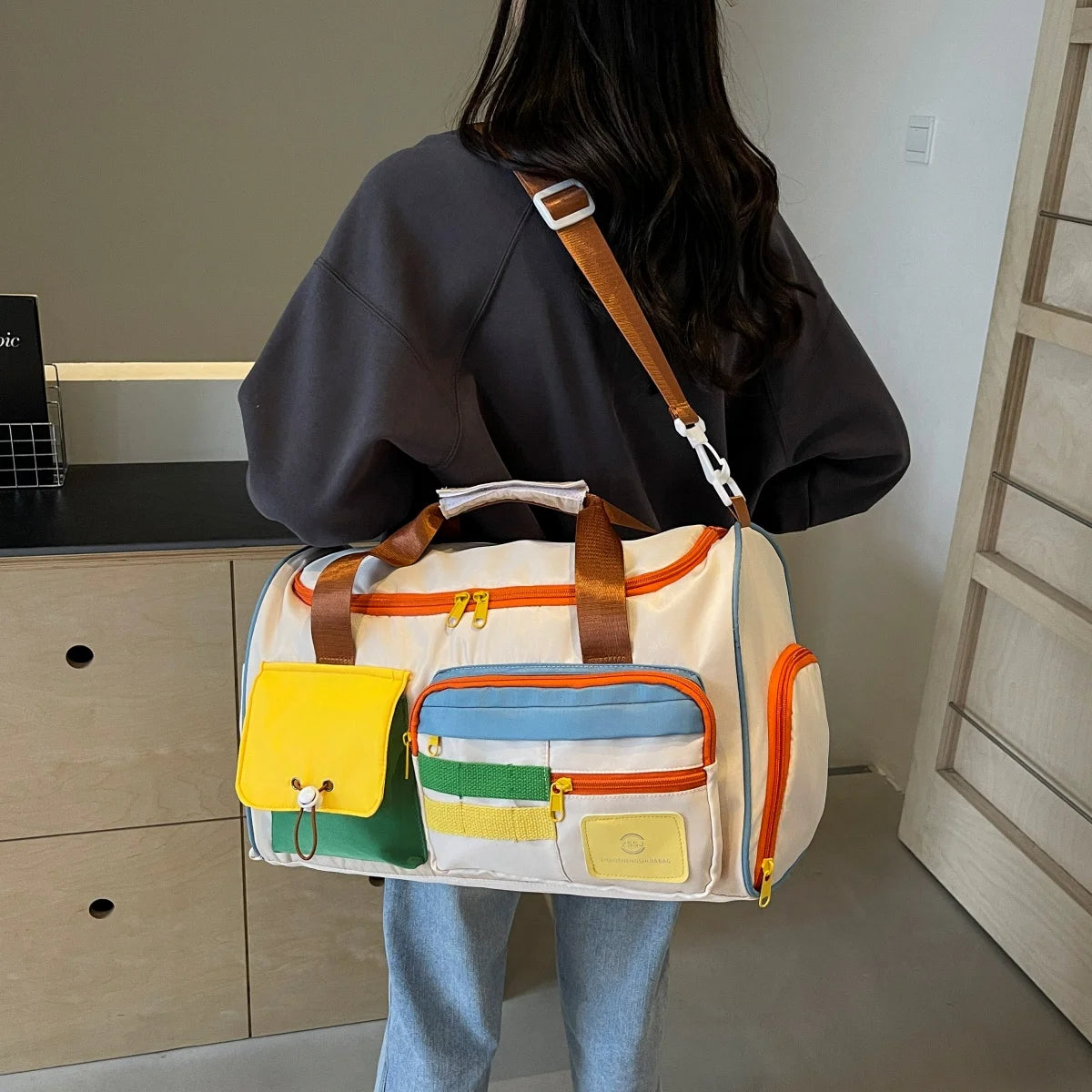 Beigefarbene Reisetasche mit Schuhfach