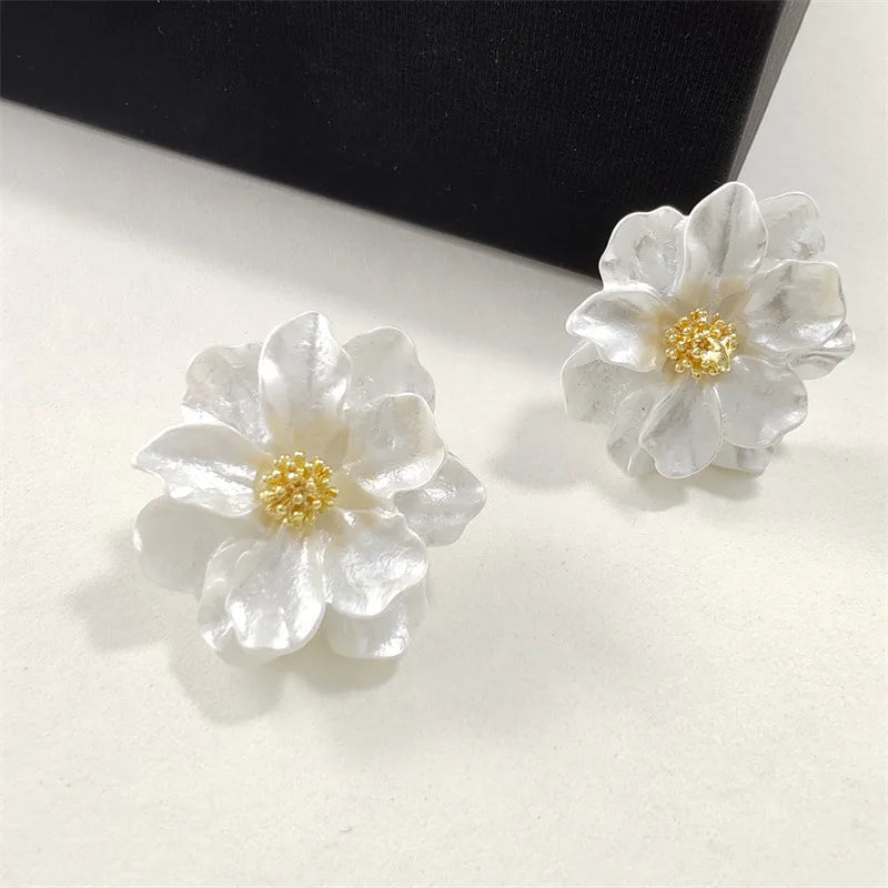 White Acrylic Flower Women's Stud Earrings Folded Florals Korean Fashion Sweet Petals Irregular Female Earrings 2025 new in 