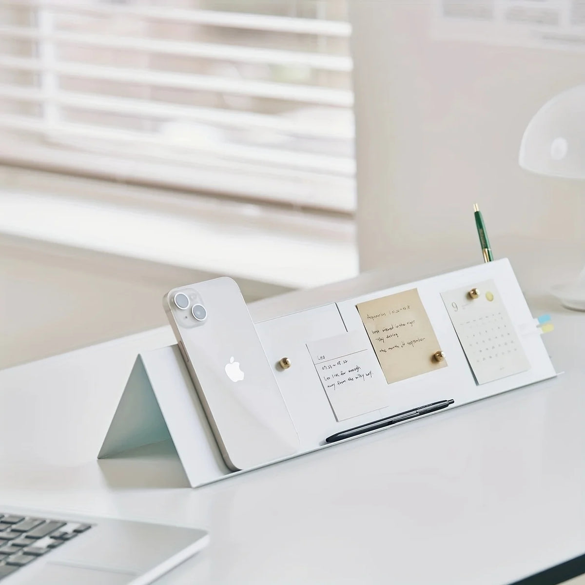 Tableau de messages de bureau blanc et support de téléphone