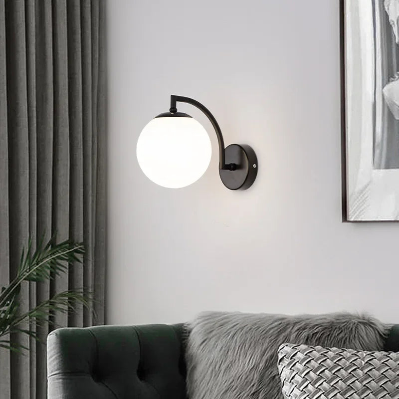 Glazen bolvormige wandlamp in zwart of goud