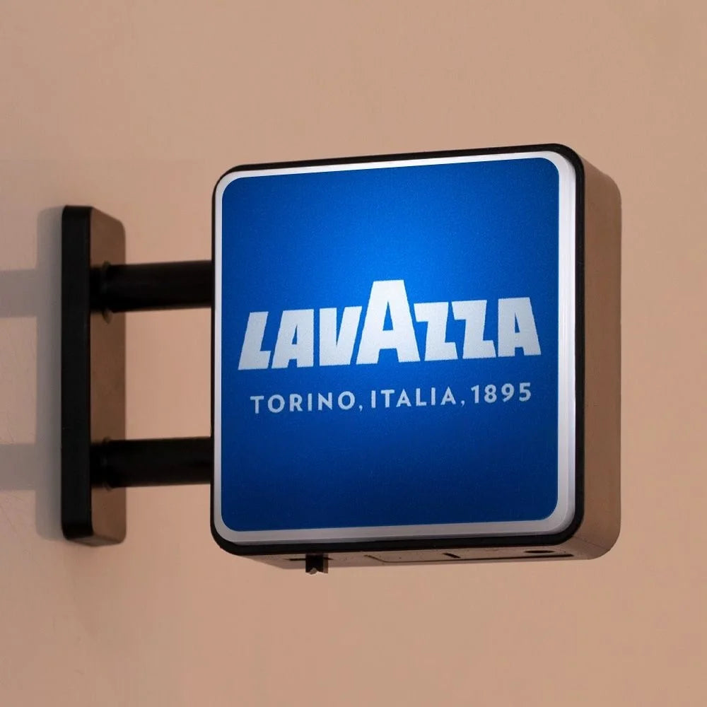 Svetovo klasické kávové značky svetelné nápisy na chladničke kávovar dekor Lavassa káva Illy káva Peet's Coffee