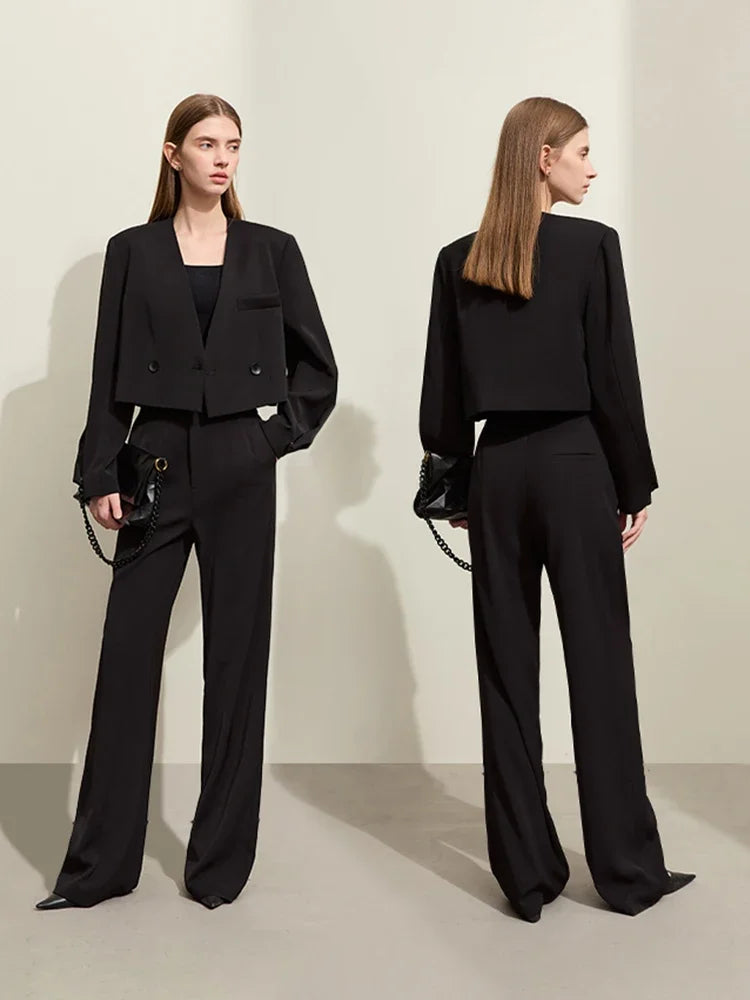 Damset med lös V-ringad kavaj och vida byxor