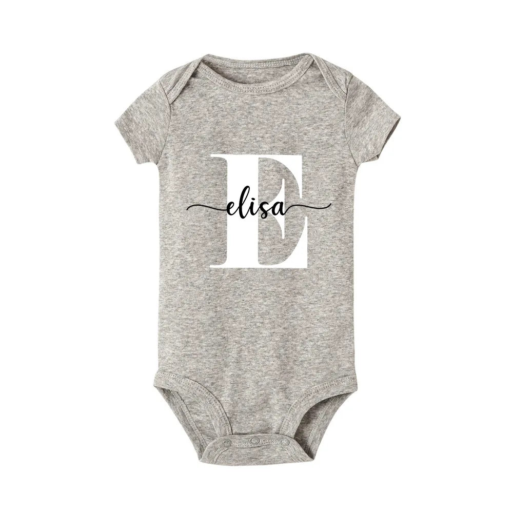 Personalisierte Initial-Baby-Bodysuit – Namensoptionen