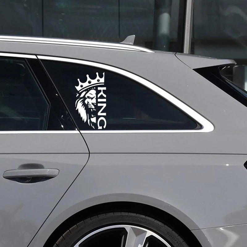 Nalepka za notranjost avtomobila Lev s kronskim kraljem izrezana vinilna nalepka za odbijač avtomobila Vodotesen okras za avto prenosnika
