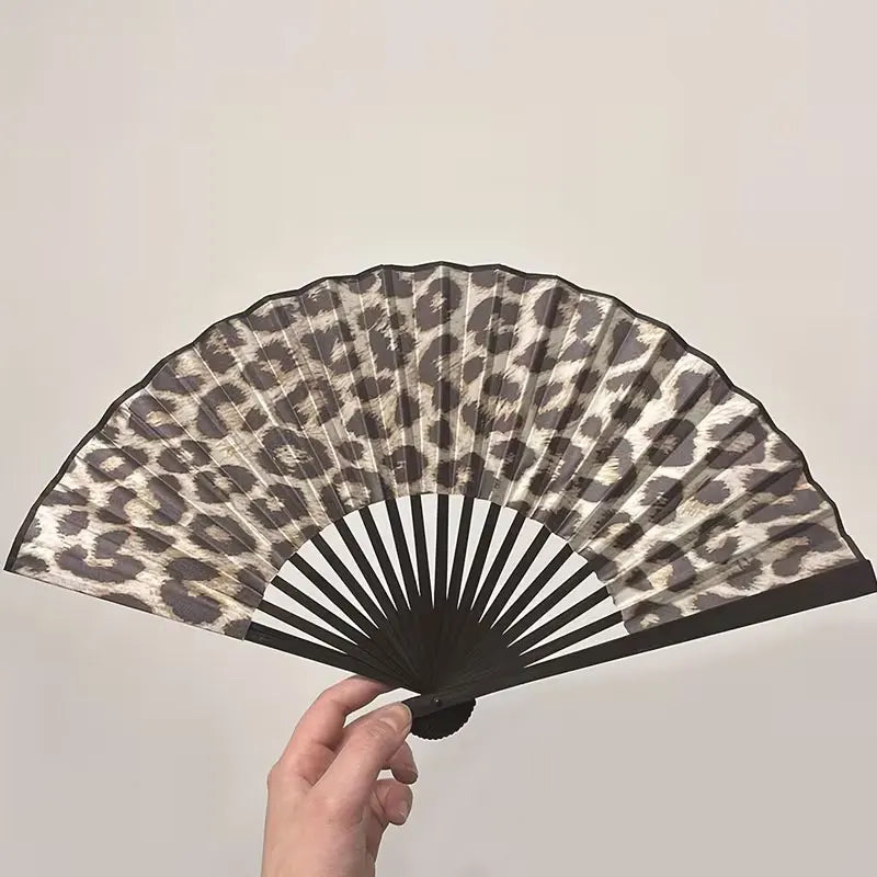 Leque dobrável com padrão de leopardo, castanho