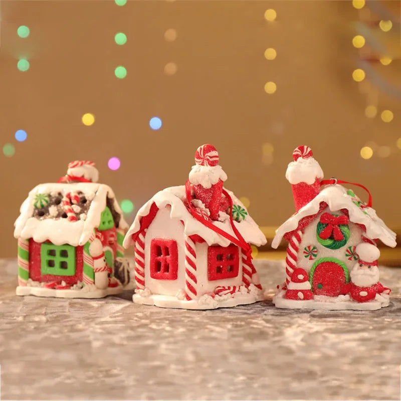Ornament suspendat în formă de căsuță din turtă dulce, cu LED