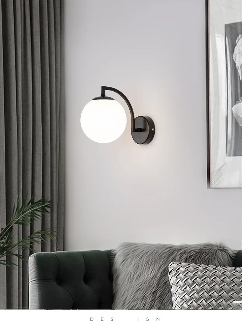 Glazen bolvormige wandlamp in zwart of goud