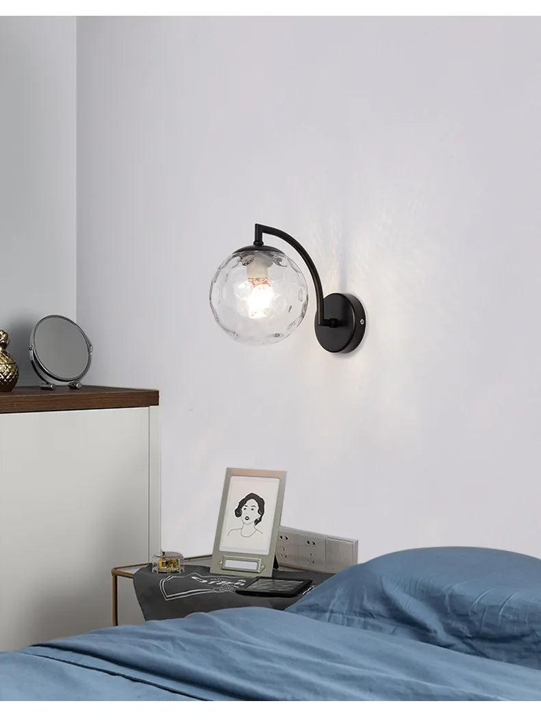 Glazen bolvormige wandlamp in zwart of goud