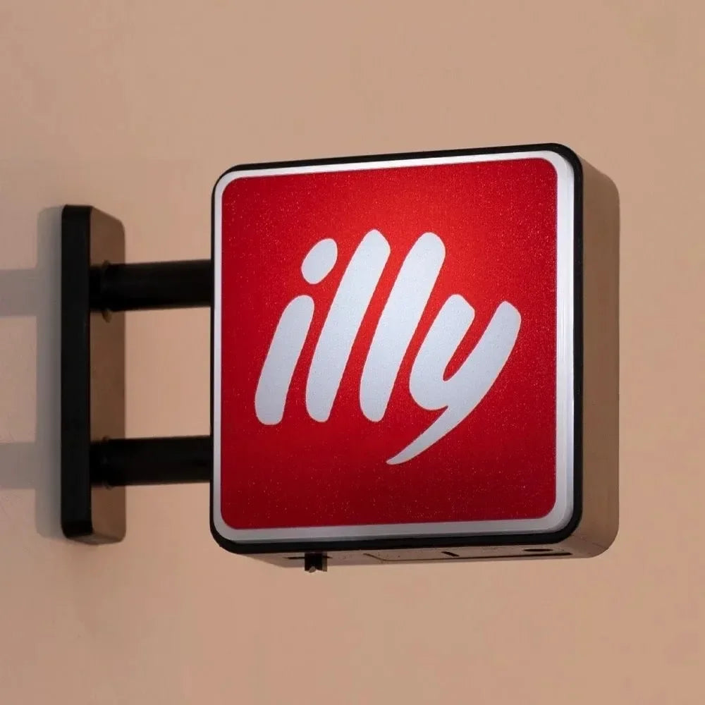 Svetovo klasické kávové značky svetelné nápisy na chladničke kávovar dekor Lavassa káva Illy káva Peet's Coffee