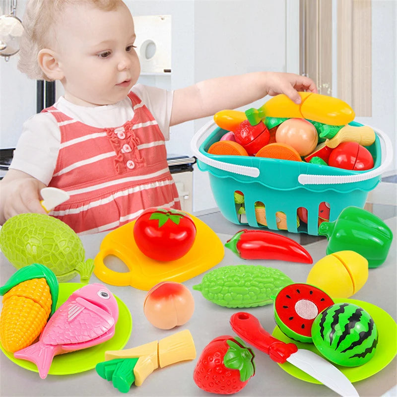 Leksaksset med låtsasfrukter och grönsaker att skära