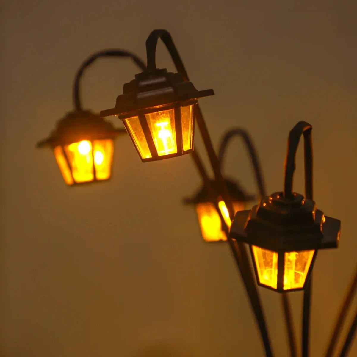 Retro Lantern Decorative Light Solar-powered 6 LED Retro Street Lamp Shaped Decorative Light Suitable for Garden Courtyard