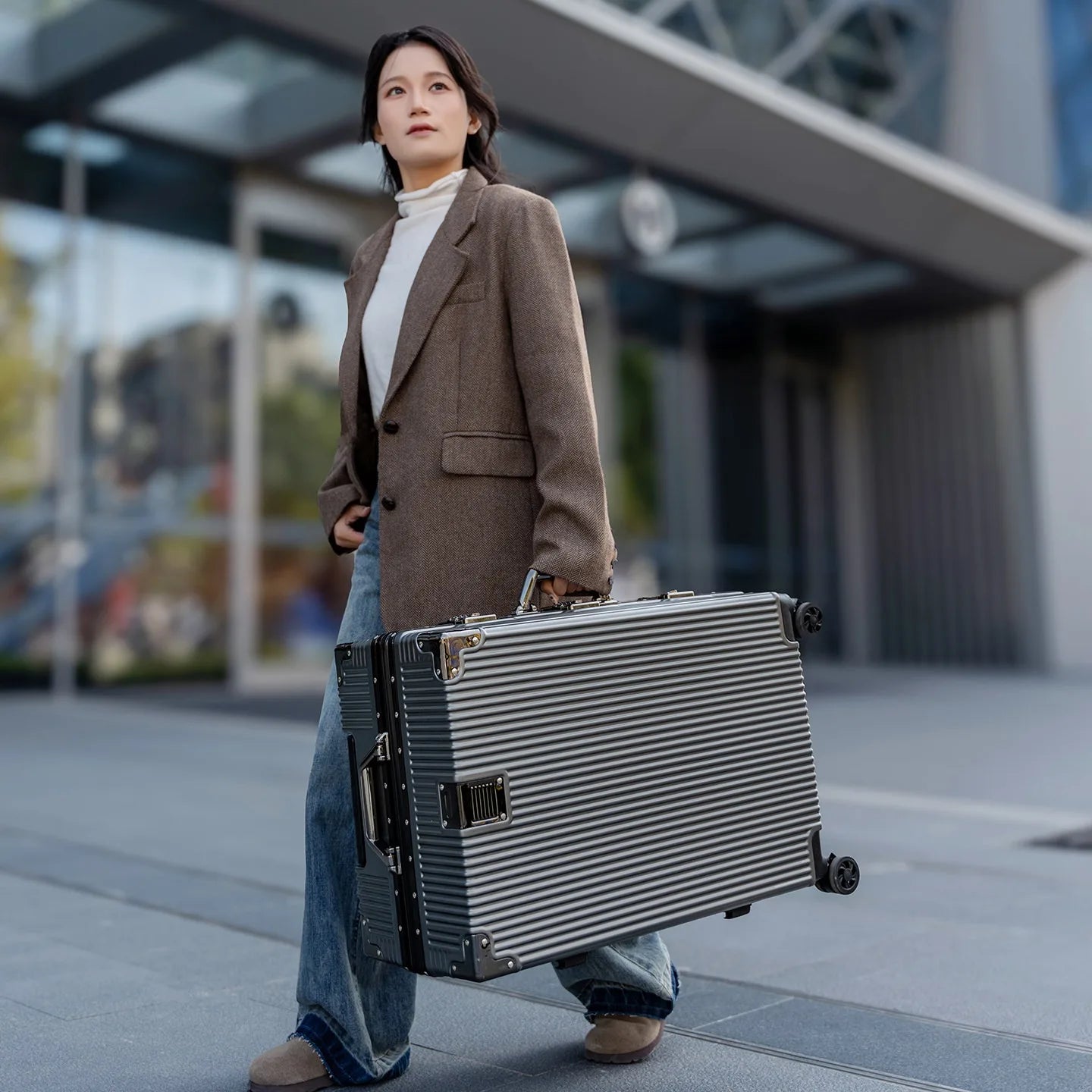 Aluminum Frame Suitcase with Silent All-Terrain Wheels and Cup Holder