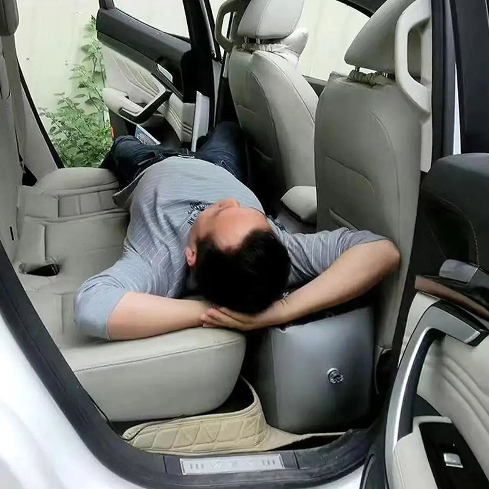 Oppblåsbar støttepute til fotbrønnen bak i bilen