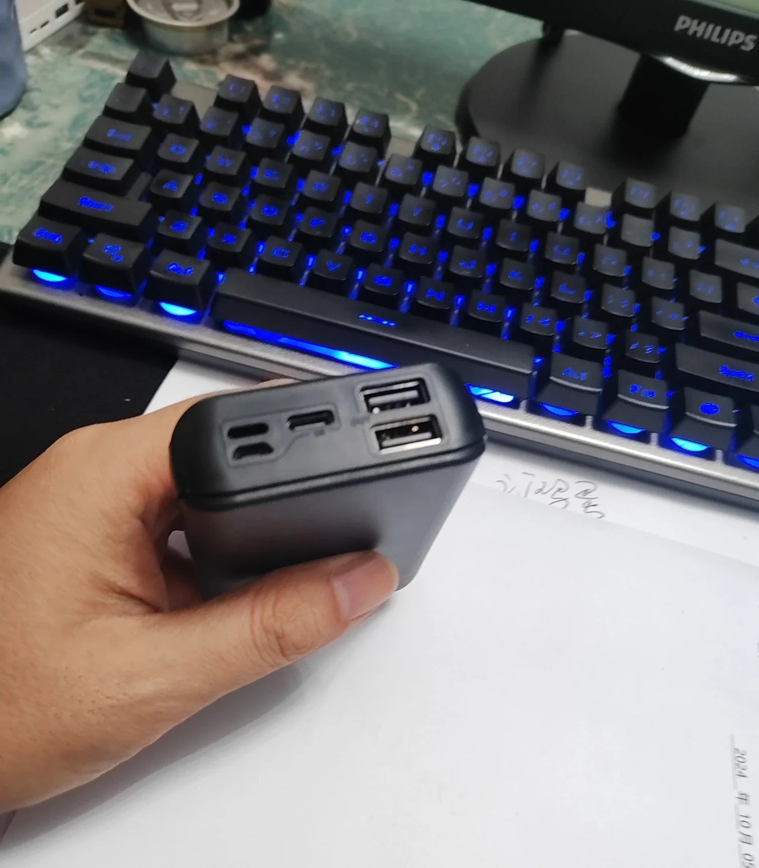 Skrytá úložná krabička maskovaná ako powerbanka alebo lekárnička