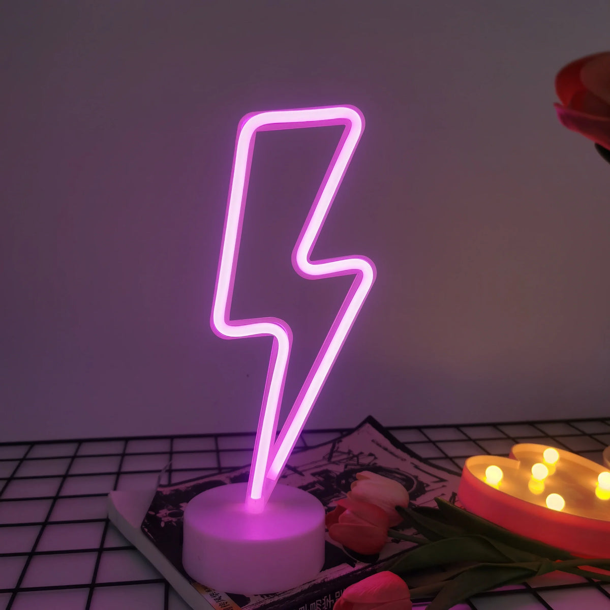 Luz decorativa LED em forma de raio, alimentada por USB ou pilhas AA