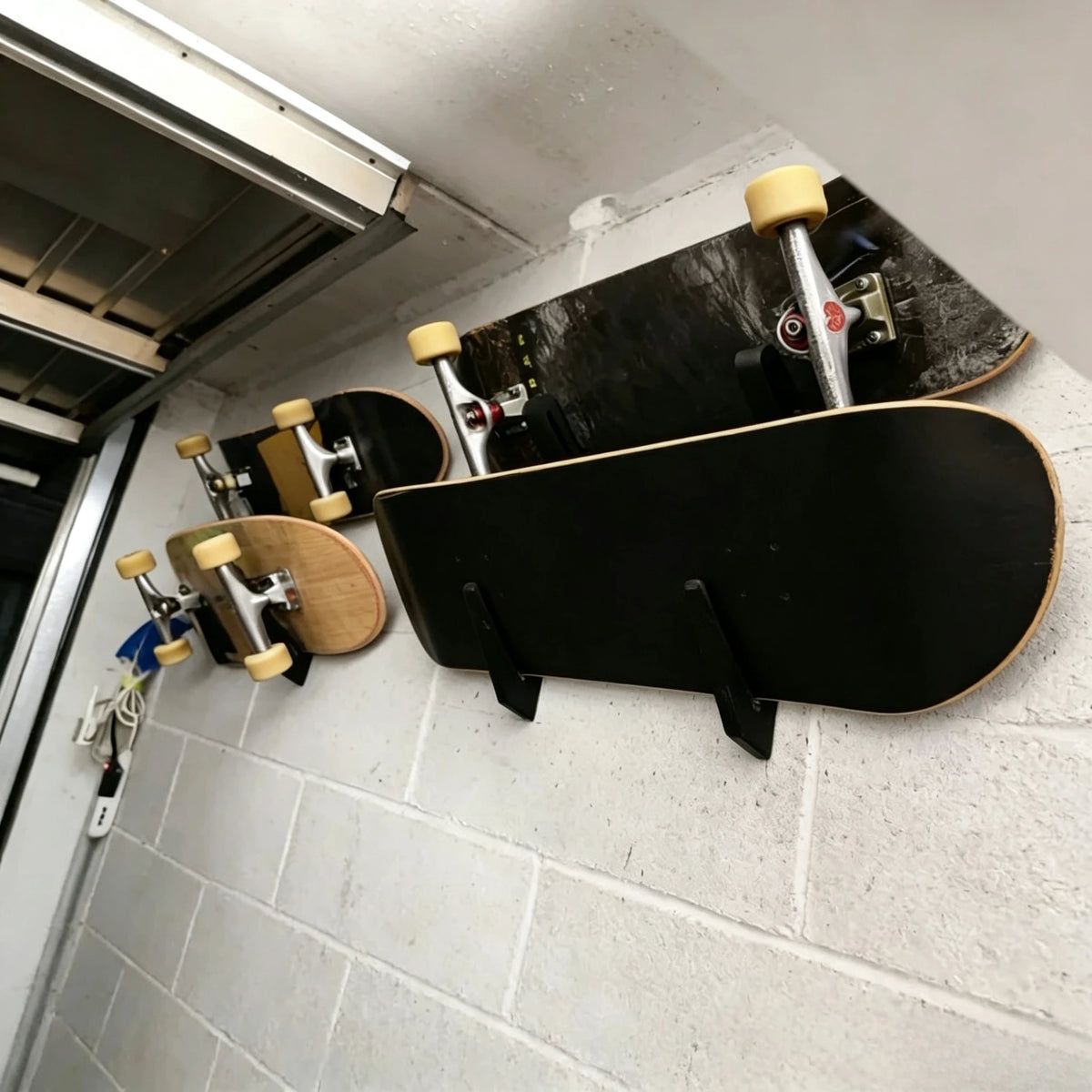 Suporte de parede para arrumação de skate, com design simples e portátil, adequado para arrumação em interiores (parafusos incluídos)