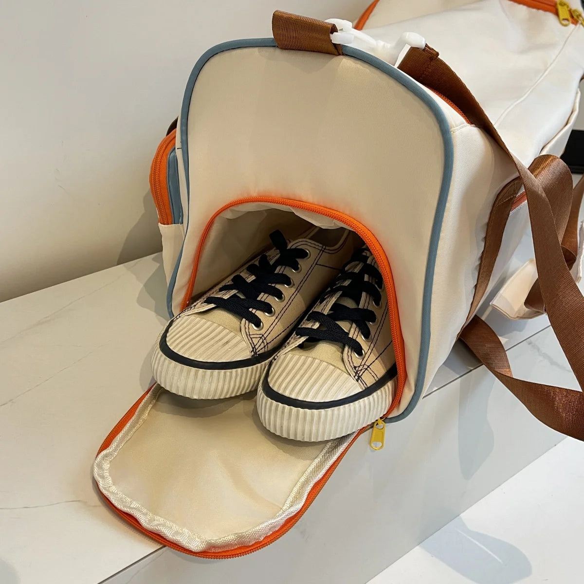Beigefarbene Reisetasche mit Schuhfach