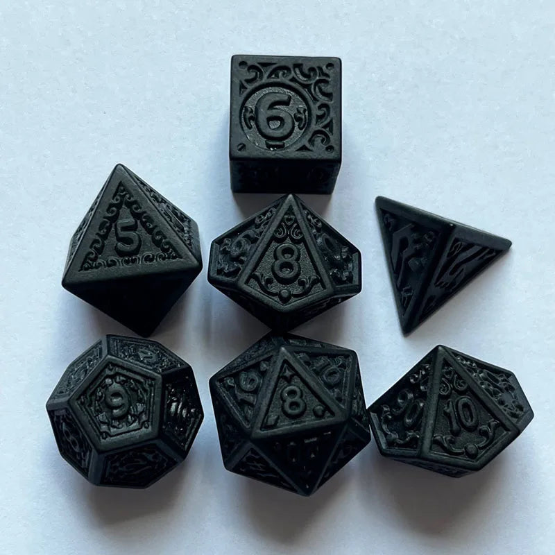 Juego de dados poliédricos negros con 7 piezas