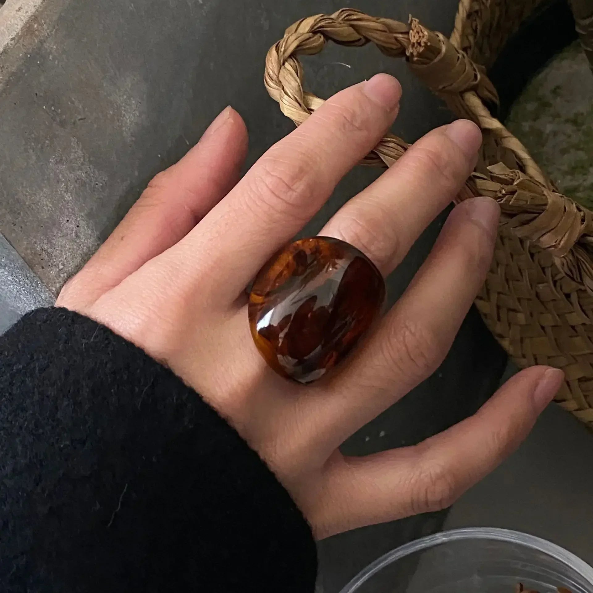 New Vintage Trendy Large Finger Rings for Women Exaggerated Amber Color Resin Temperament Geometric Finger Ring Punk Jewelry 