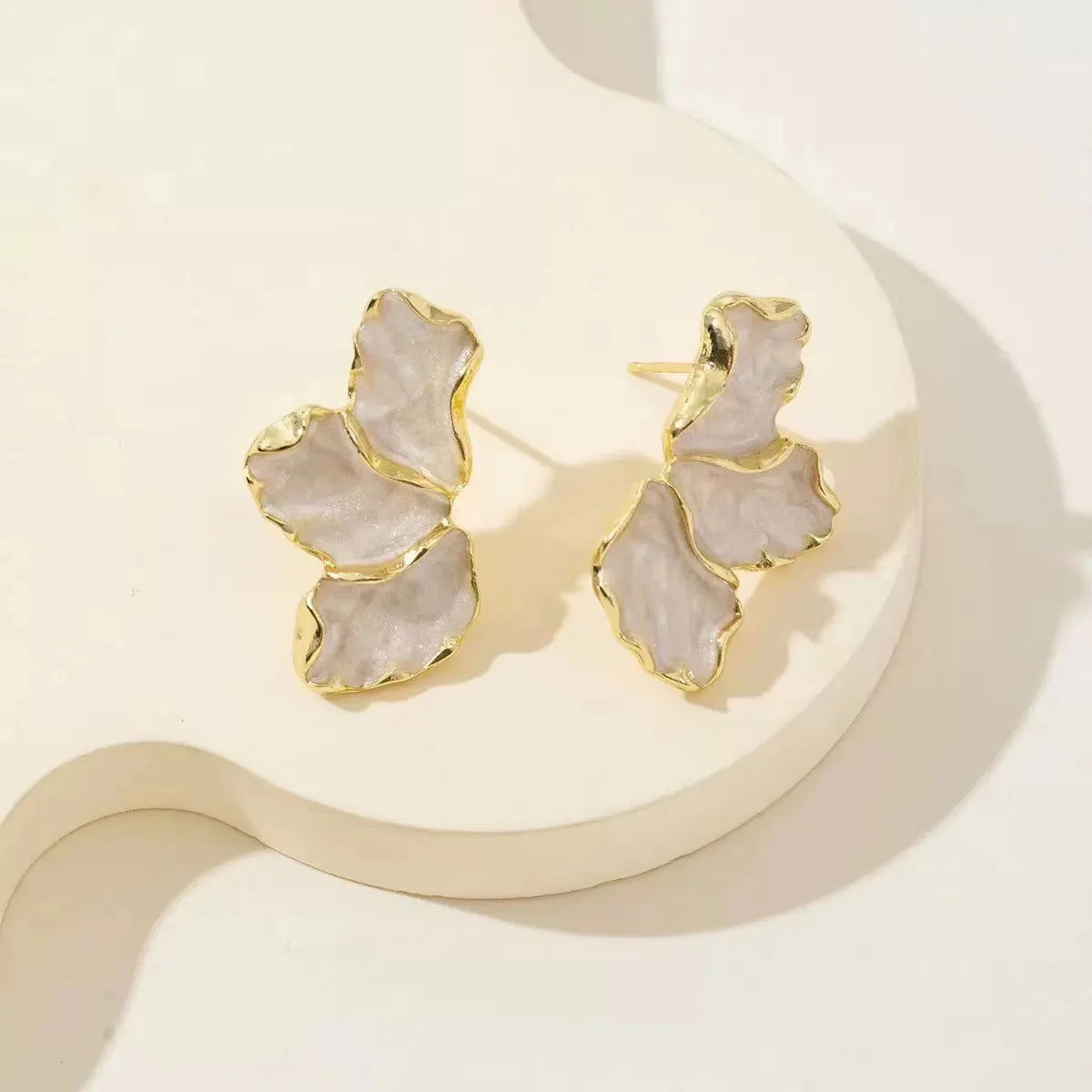 Fashion Delicate Gold Plated Irregular Back Earrings Heavy Design High Quality Cream Flower Earrings, The Best Family Gift For i 