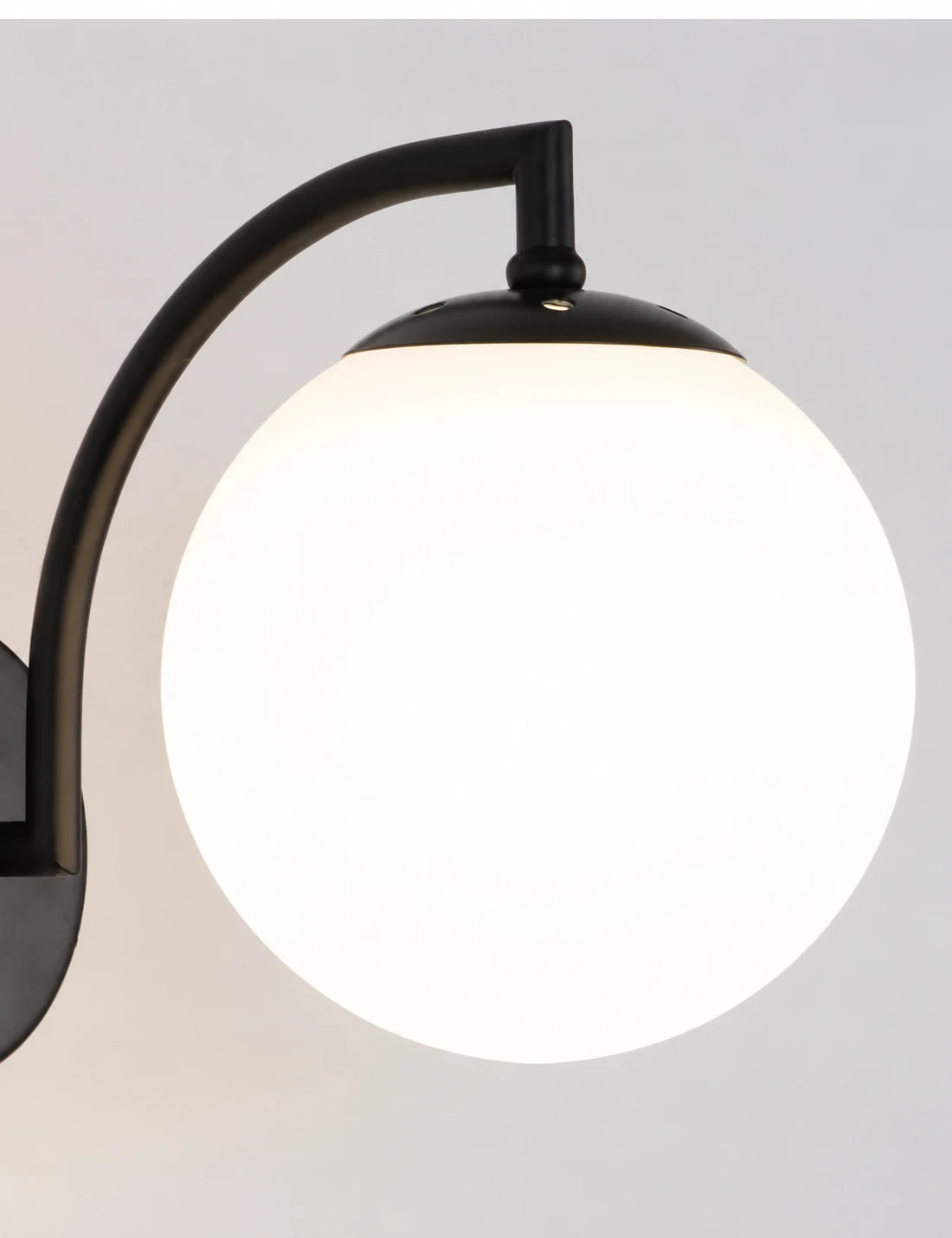 Glazen bolvormige wandlamp in zwart of goud