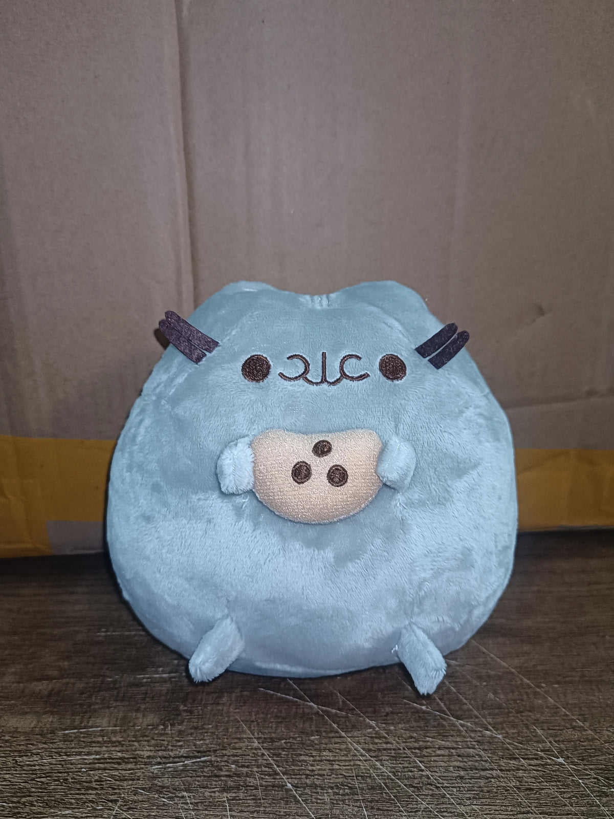 Muñeco decorativo de peluche con temática de gatos