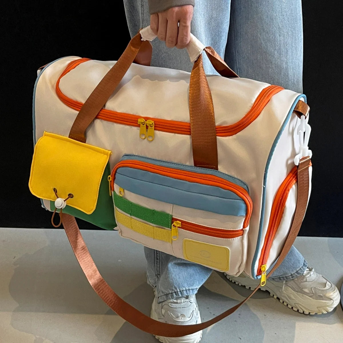 Beigefarbene Reisetasche mit Schuhfach