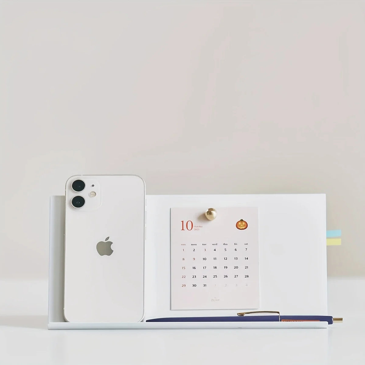 Tableau de messages de bureau blanc et support de téléphone