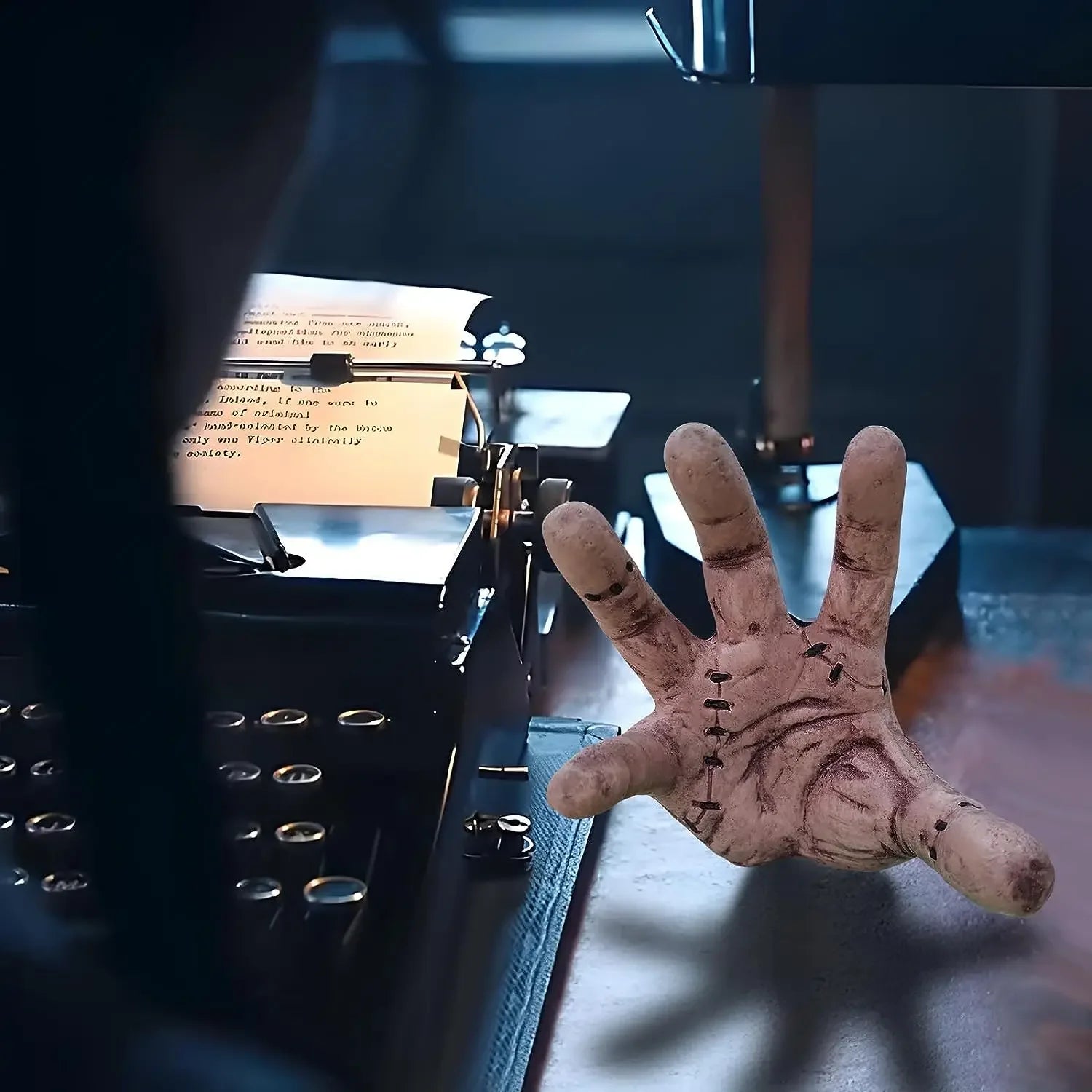 Creepy Thing Hand Skräckrekvisita – Halloween Dekoration för Skrivbord och Fest