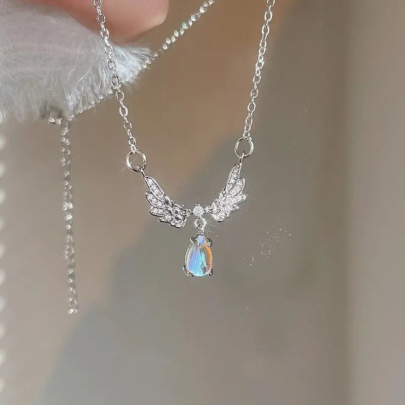 Light Luxury Angel Wings Pendant Necklace Ladies Fashion Exquisite Moonstone Collarbone Necklace Delicate Wedding Jewelry 