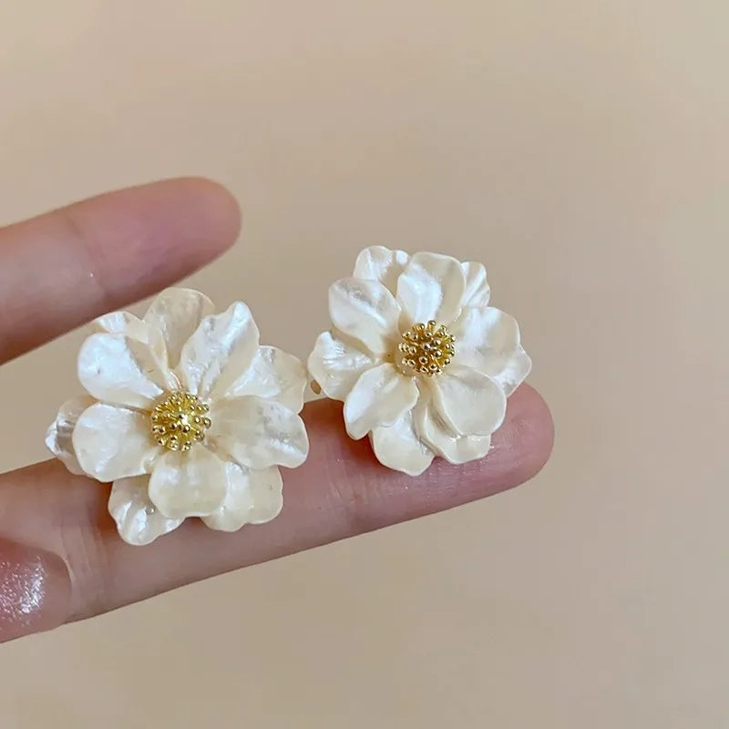 White Acrylic Flower Women's Stud Earrings Folded Florals Korean Fashion Sweet Petals Irregular Female Earrings 2025 new in 