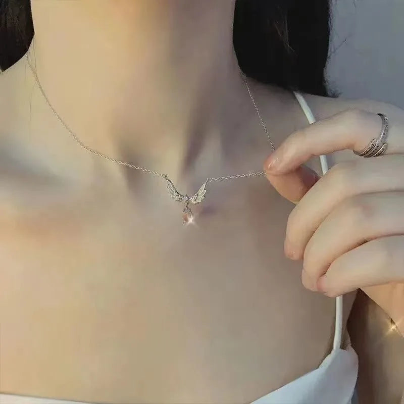 Light Luxury Angel Wings Pendant Necklace Ladies Fashion Exquisite Moonstone Collarbone Necklace Delicate Wedding Jewelry 