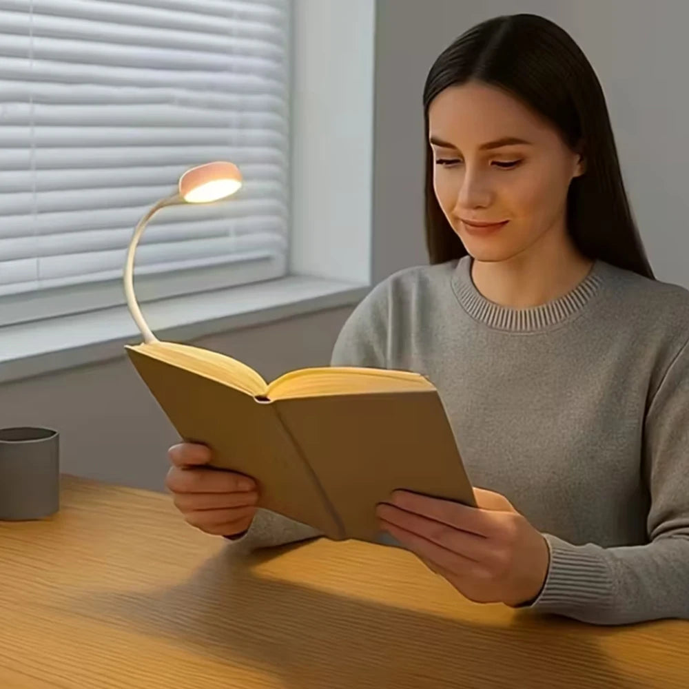 مصباح قراءة LED يُثبت بمشبك ويعمل بالبطارية