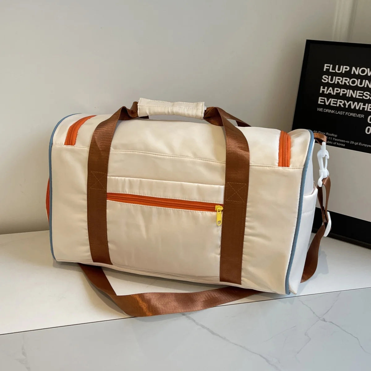 Beigefarbene Reisetasche mit Schuhfach