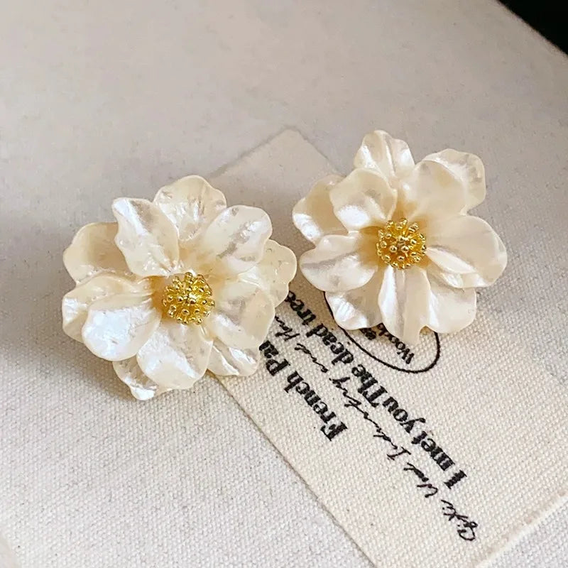 White Acrylic Flower Women's Stud Earrings Folded Florals Korean Fashion Sweet Petals Irregular Female Earrings 2025 new in 
