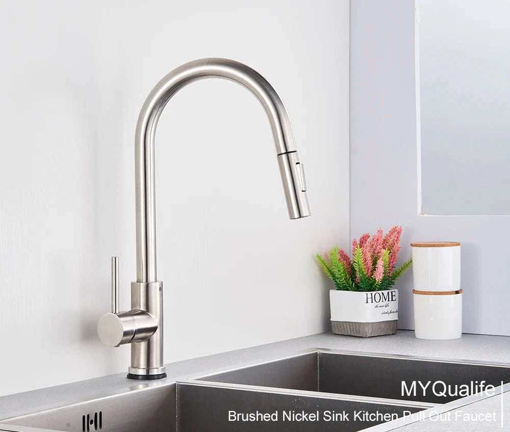 Black Kitchen Faucet with Pull-Out Dual-Function Spray-Brushed Gold / Poland