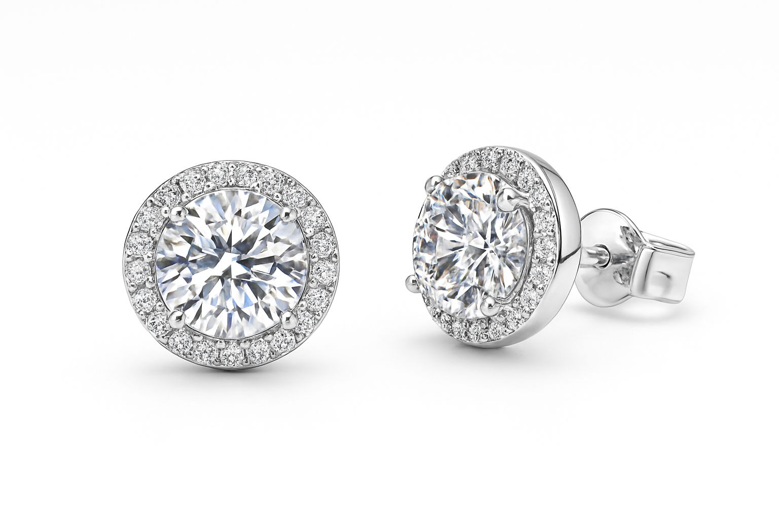 Orecchini a perno in moissanite con finitura in argento sterling e oro bianco
